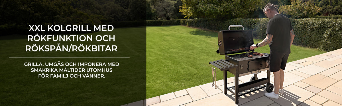 XXL kolgrill med rökfunktion, svart metall, grillgaller och rökspån, placerad på en stenbelagd uteplats med grön gräsmatta