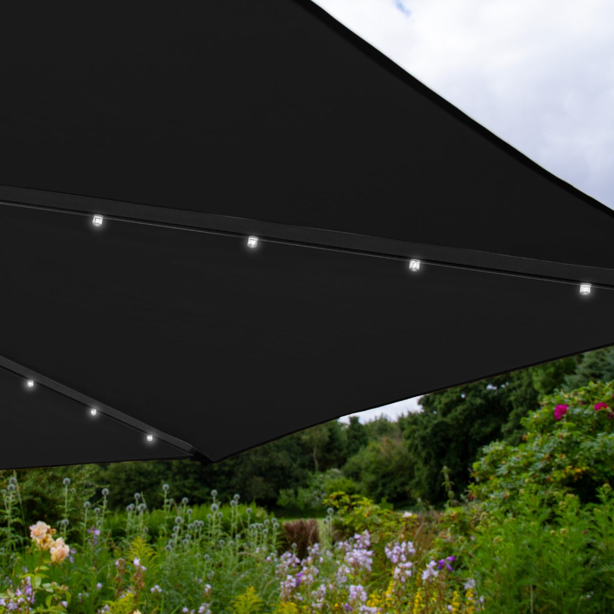 Svart 3m LED Cantilever Parasoll med Solfjäderformad Bas