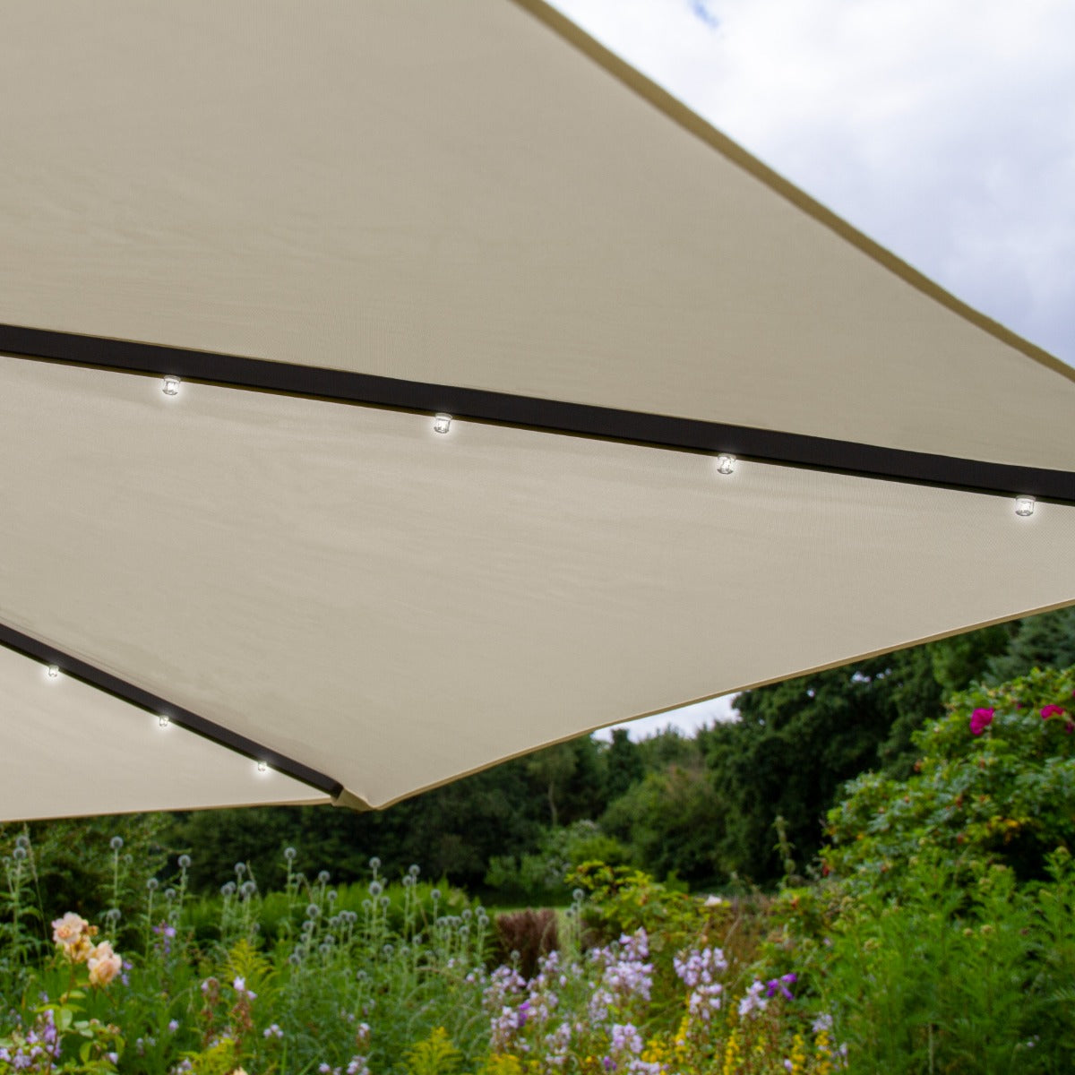 Gräddvitt 3m LED Cantilever Parasoll med Solfjäderformad Bas