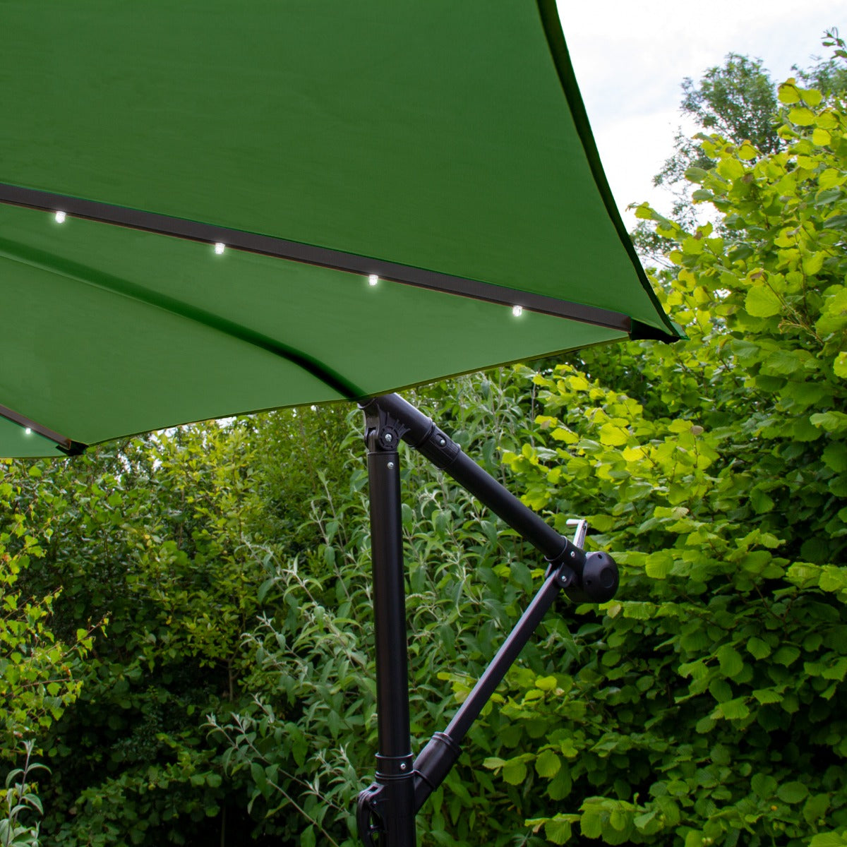 Grön 3m LED Cantilever Parasoll med Solfjäderformad Bas