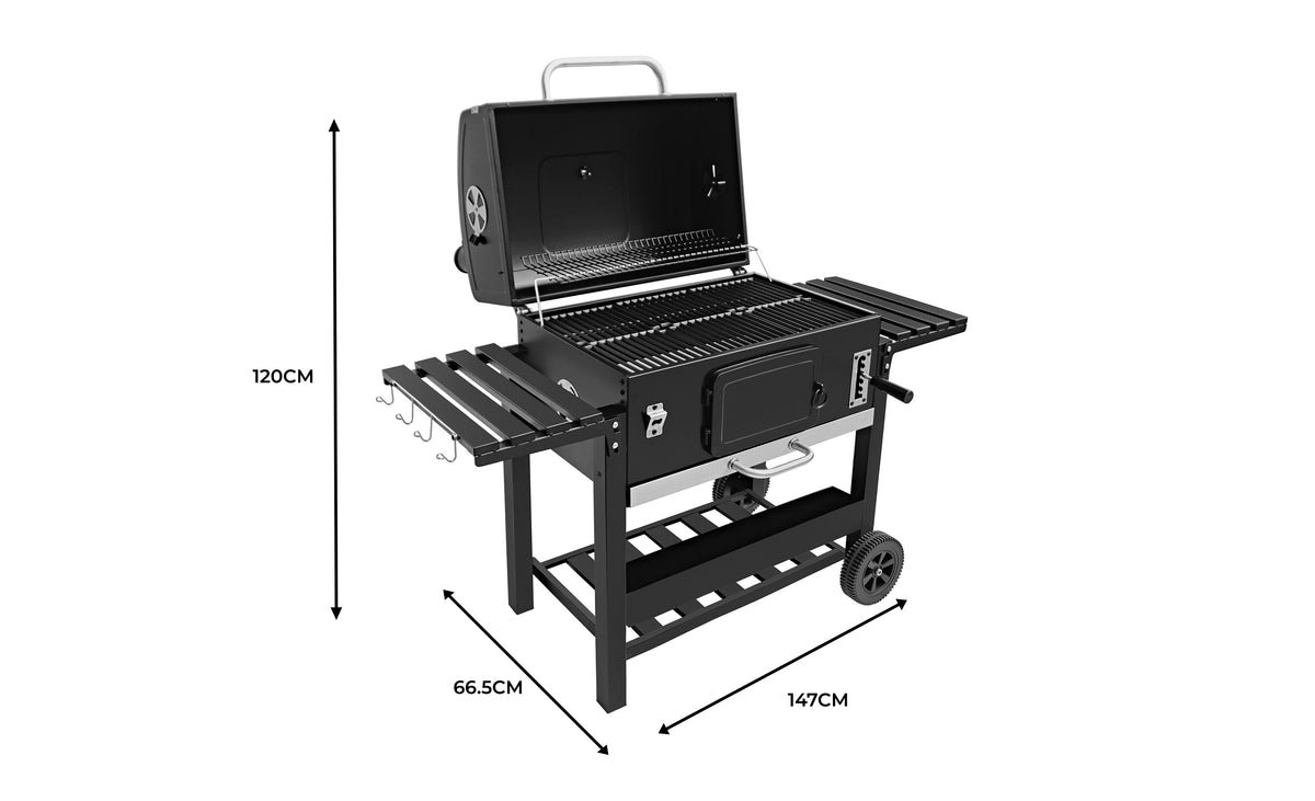 Svart kolgrill med öppet lock, grillgaller av metall, sidobord och hjul för enkel förflyttning, mått 120x147x66,5 cm