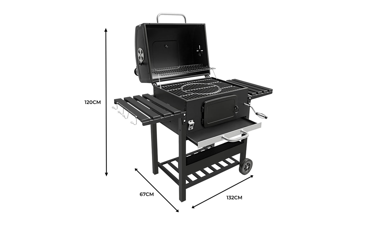 Svart kolgrill med öppen lucka, robust metallkonstruktion, fyra sidobord och hjul för enkel förflyttning, mått 132x67x120 cm