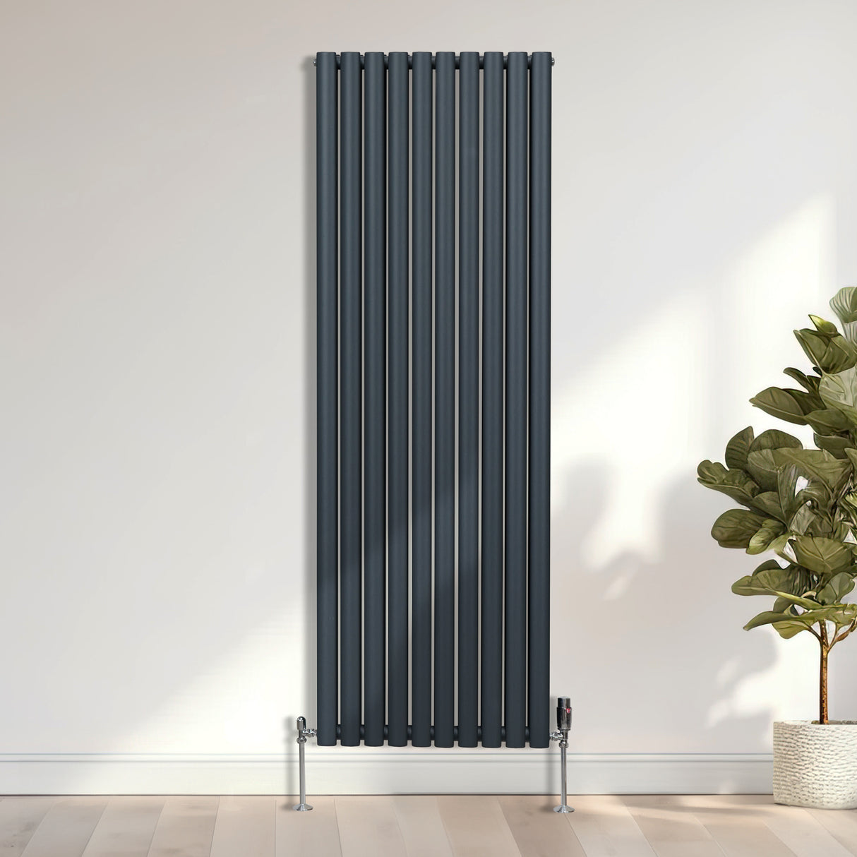 Förkromade termostatventiler för radiator i modern design, med släta ytor och glänsande finish, placerade vid en stilren vägg