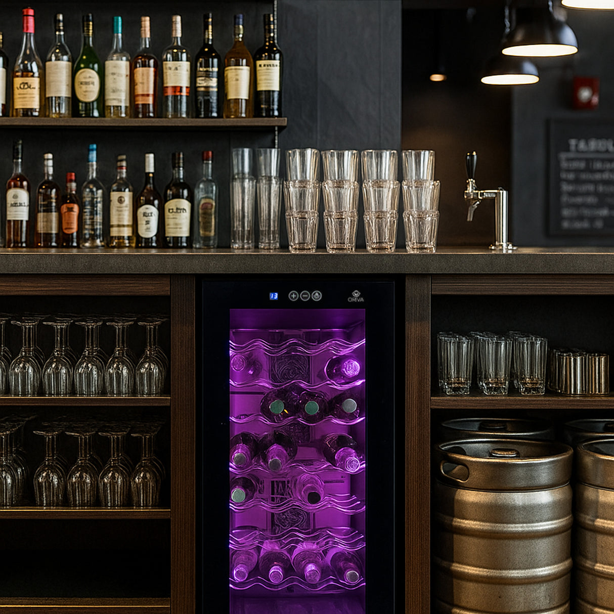 Kommersiell vinkylare med LED-belysning i lila, glasdörrar och hyllor med flaskor, placerad i en elegant barmiljö