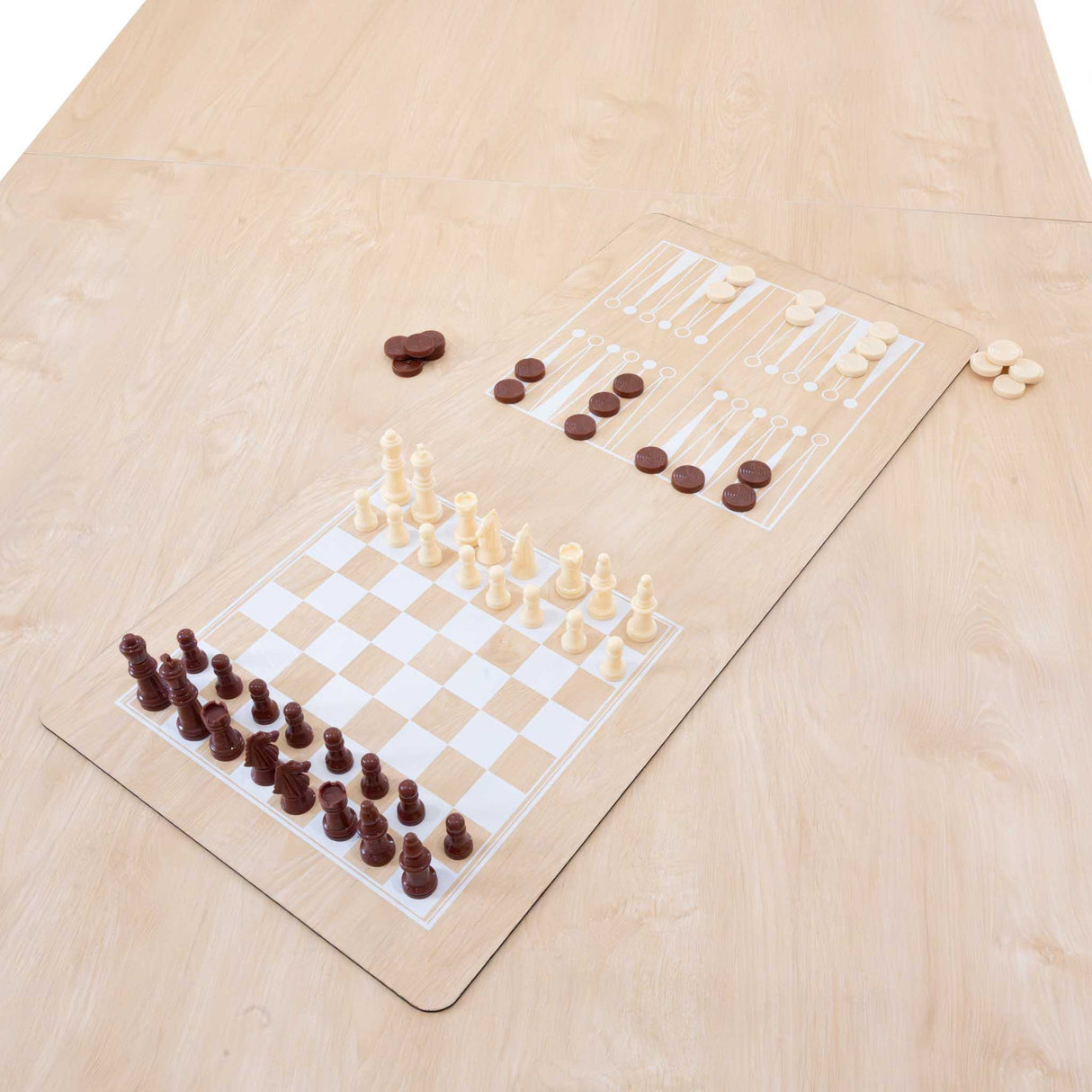 Elegant 7-i-1 spelbord i ek, med schackbräde och spelpjäser i ljus och mörk färg, perfekt för familjespel och underhållning