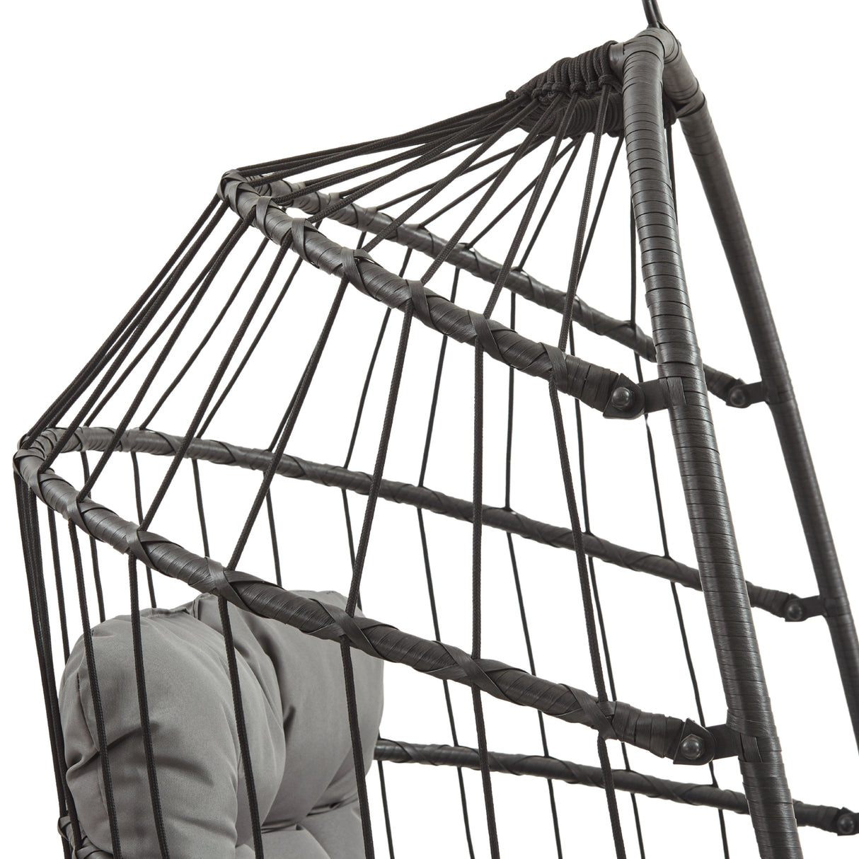 Äggformad hängstol i svart rotting med en modern och stilren design, perfekt för avkoppling inomhus eller utomhus