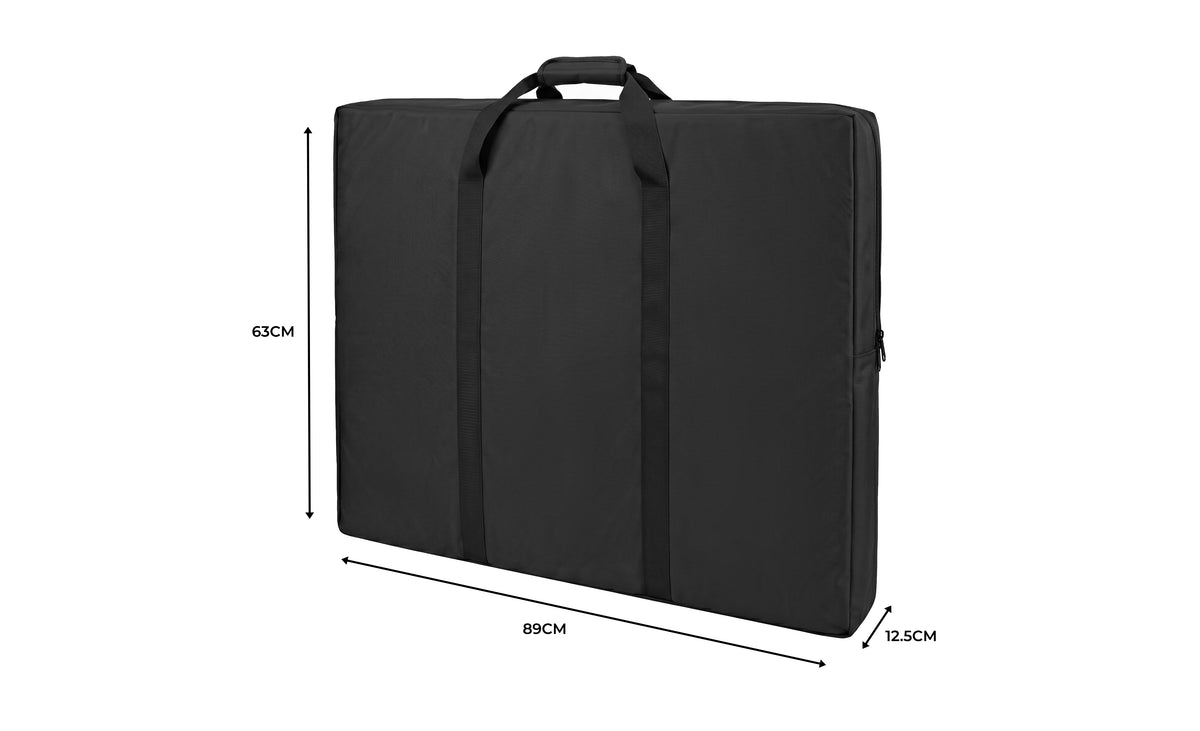 Svart bärväska med två handtag, mått 89 cm x 63 cm x 12,5 cm, tillverkad av slitstark nylon för skydd och transport av utrustning