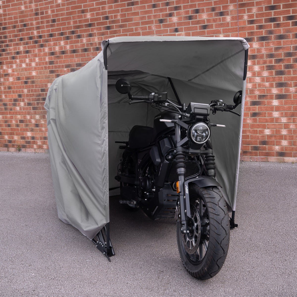 Stort grått motorcykelgarage i tyg med öppning, skyddar motorcykeln från väder och smuts, perfekt för utomhusbruk