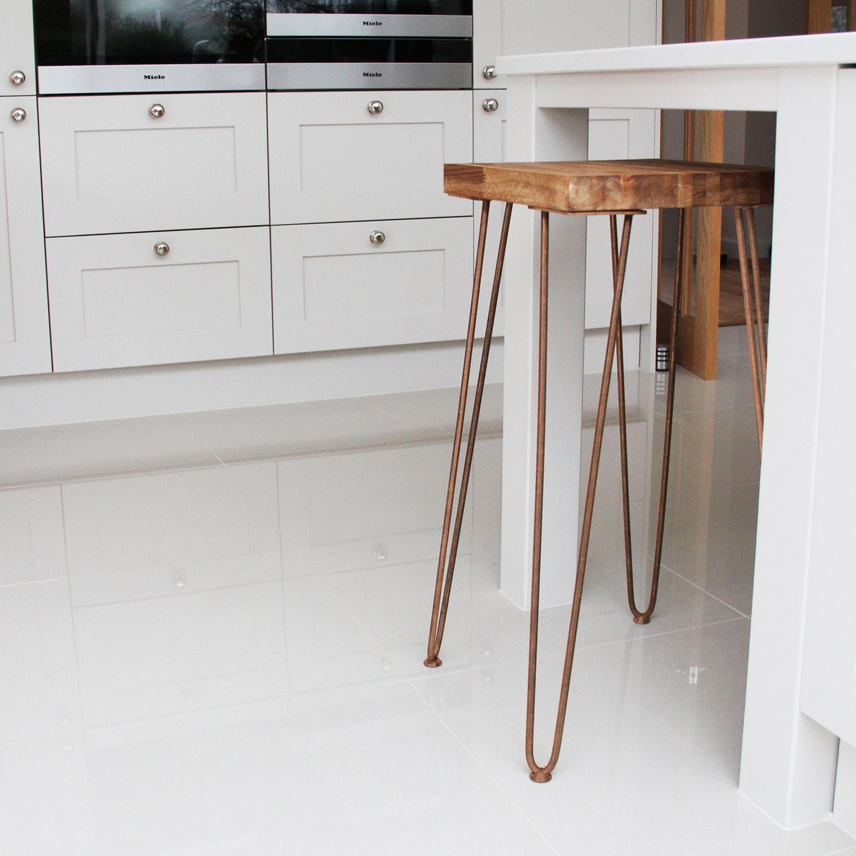 Kopparfärgade hårnålsben med en minimalistisk design, 30 cm långa, perfekt för att skapa moderna möbler med träskiva