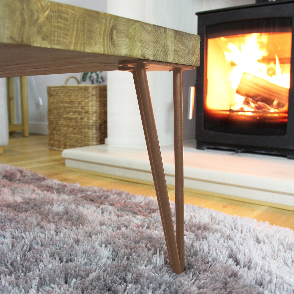 Kopparfärgade hårnålsben i 71 cm längd, med en modern och stilren design, placerade under ett träbord i en varm inredning