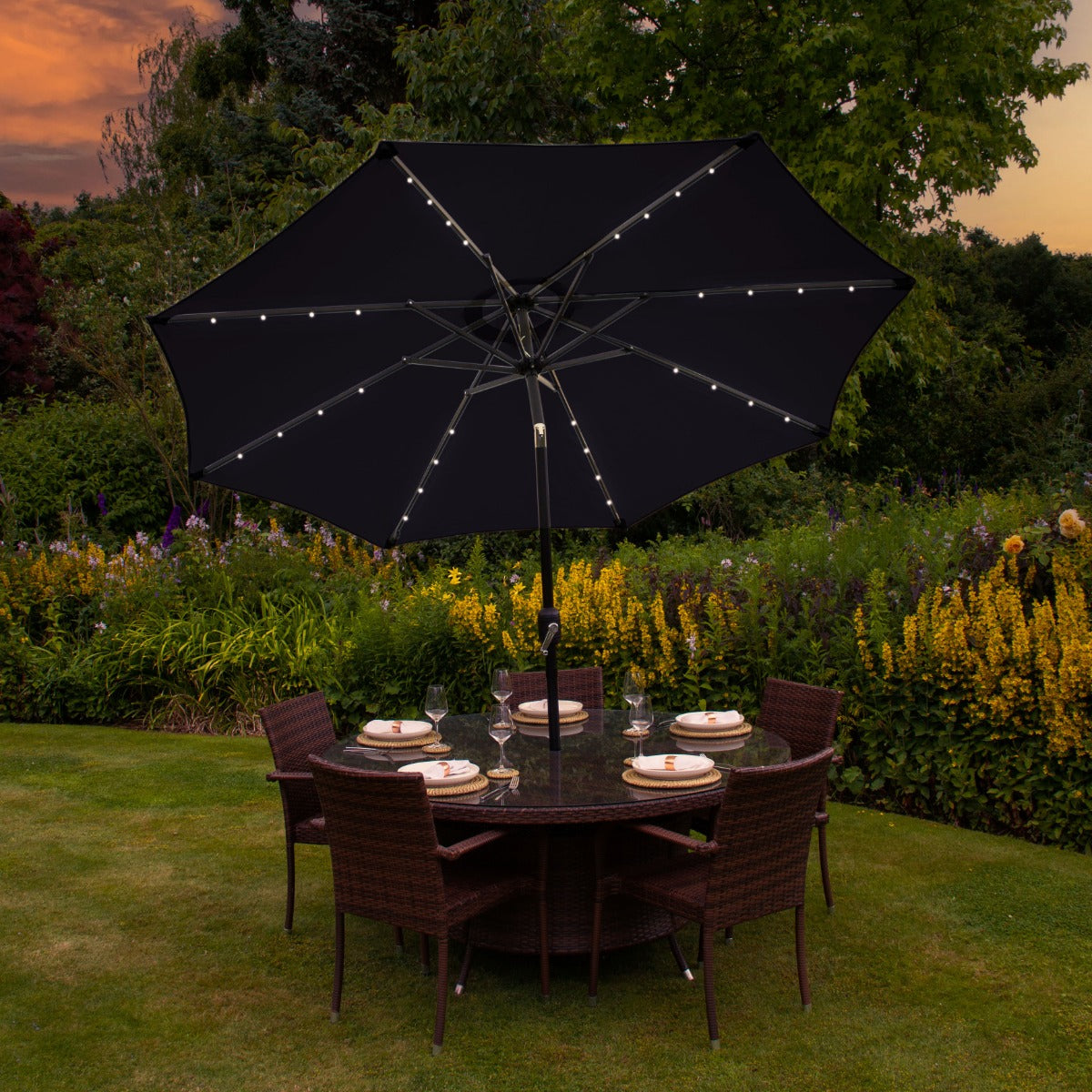 Svart 2.7m LED Lutande Parasoll