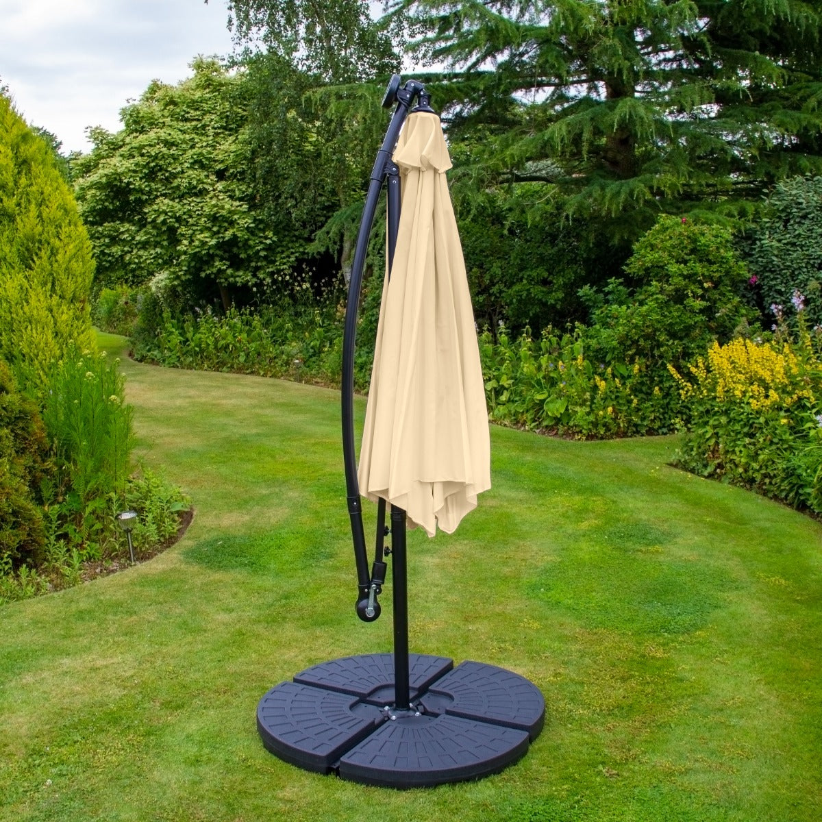 Beige 3m LED Cantilever Parasoll med Solfjäderformad Bas