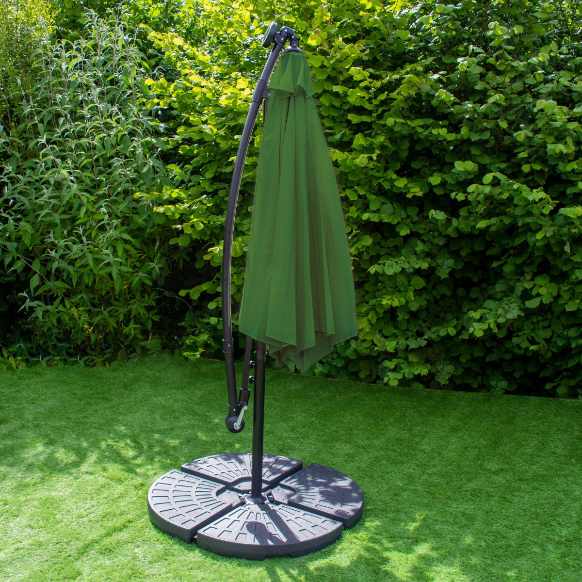 Grön 3m LED Cantilever Parasoll med Solfjäderformad Bas