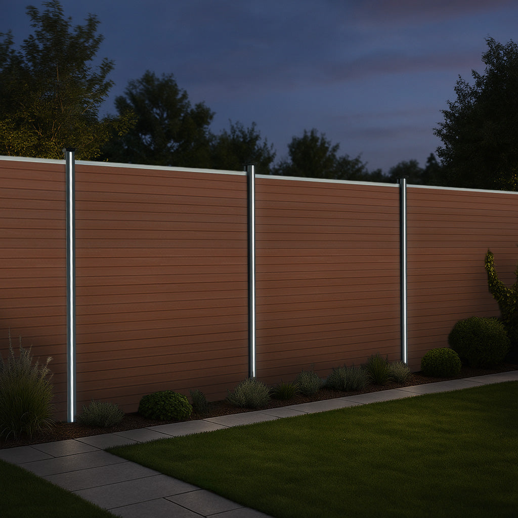 Staket för utomhusbruk i WPC och aluminium – 10x fyrkantig paneler + 1x sned panel + 11 stolpar med LED| Brun