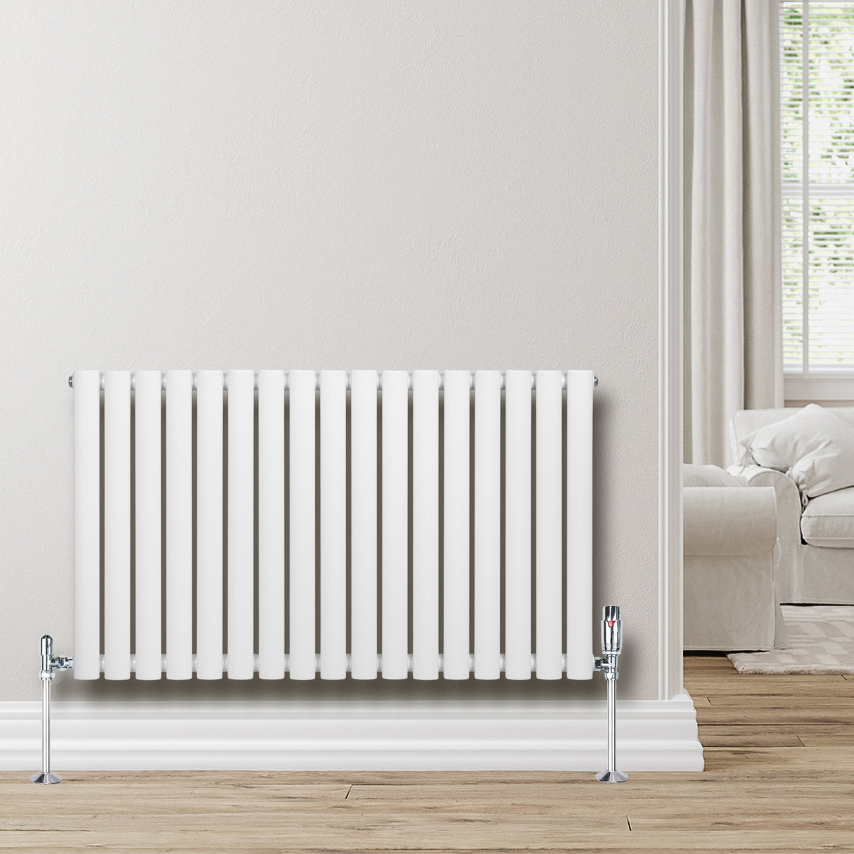 Oval vit enkelkolonnsradiator med släta, rektangulära ribbor och glänsande ventiler, placerad mot en ljus vägg i ett rum