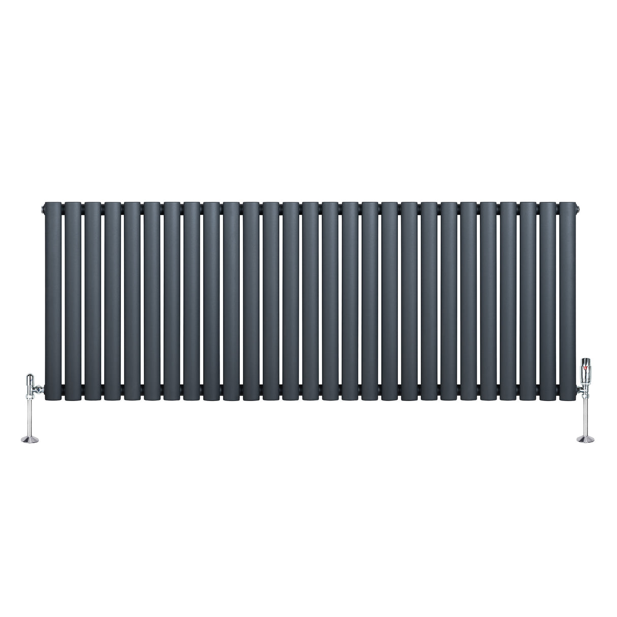 Oval enkelkolonnsradiator i antracitgrå med släta ytor och vertikala ribbor, monterad med kromade ventiler och fötter