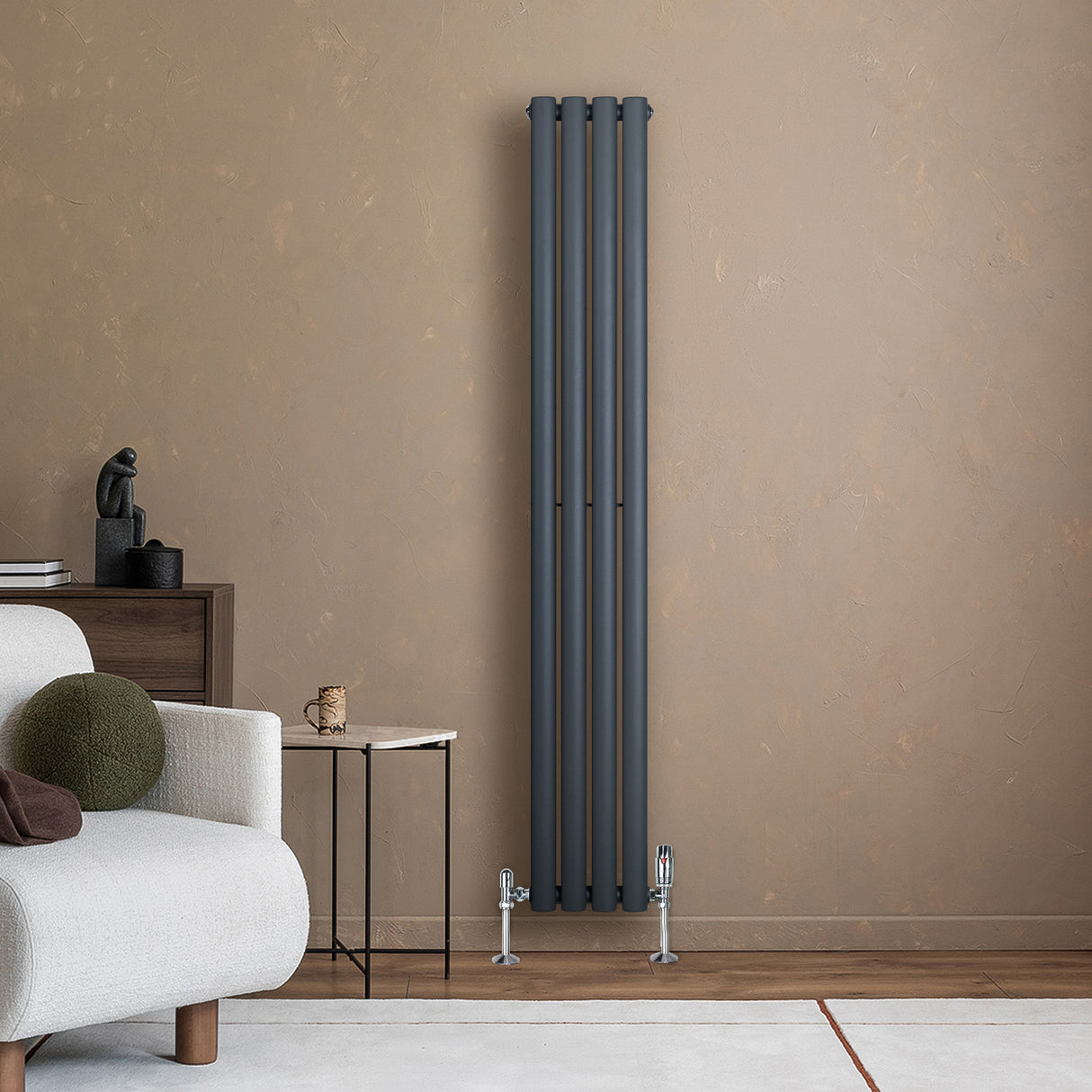 Oval enkelkolonnsradiator i antracitgrå, 1600 mm x 240 mm, med släta ytor och moderna ventiler, placerad mot en beige vägg