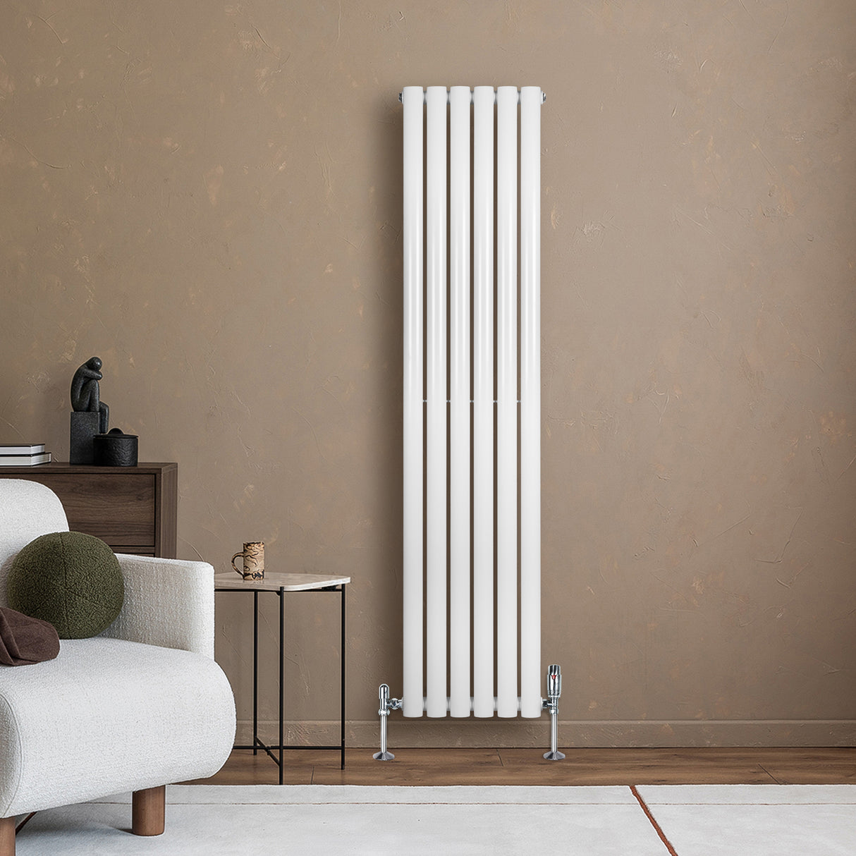 Oval vit enkelpelarradiator med släta ytor, 1600 mm x 360 mm, placerad mot en beige vägg i ett modernt rum med möbler