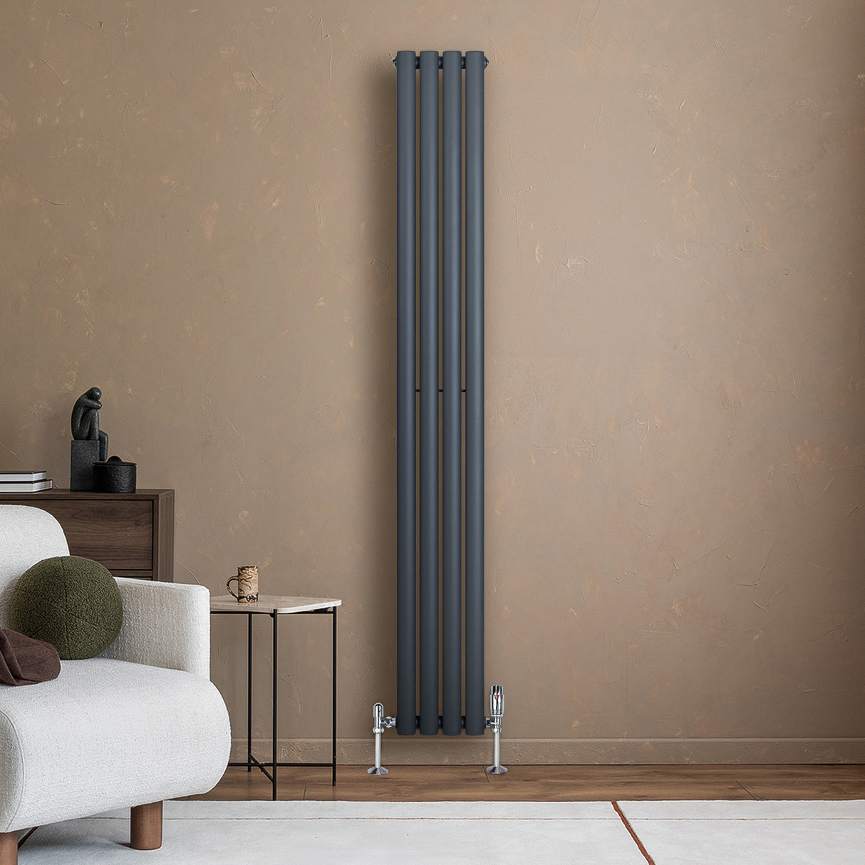 Oval enkelkolonnsradiator i antracitgrå, 1800 mm x 240 mm, med släta ytor och eleganta ventiler, placerad mot en varm beige vägg