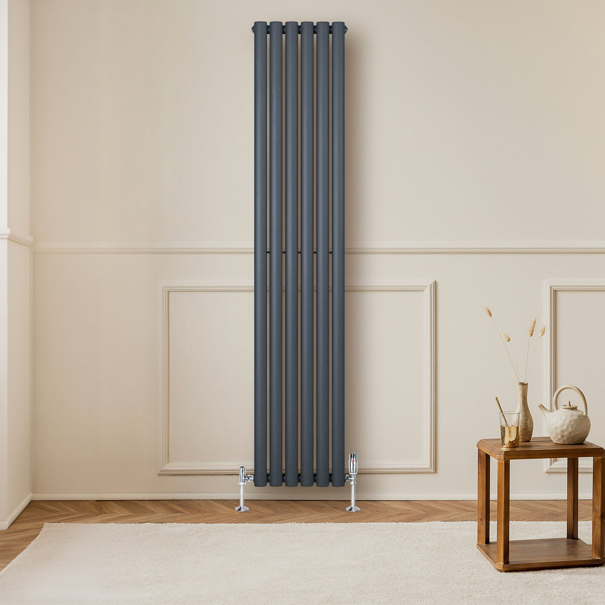 Oval enkelkolonnsradiator i antracitgrå, 1800 mm x 360 mm, med släta ytor och eleganta ventiler, placerad mot en ljus vägg