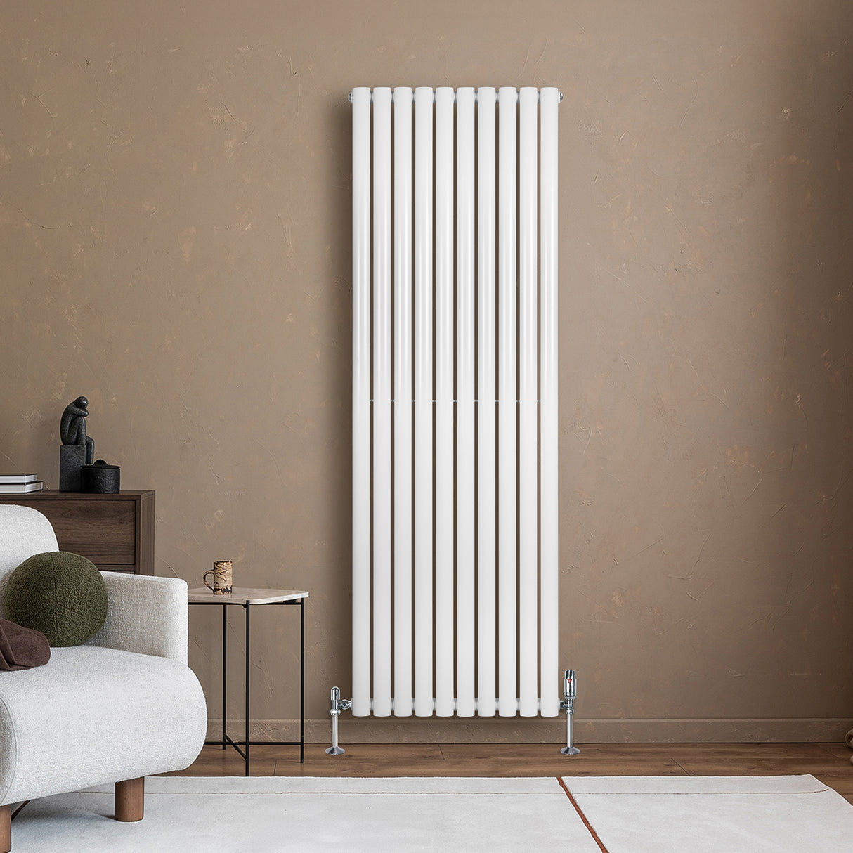 Oval vit enkelpelarradiator i modern design, 1800 mm x 600 mm, med släta ytor och vertikala ribbor, placerad mot en beige vägg