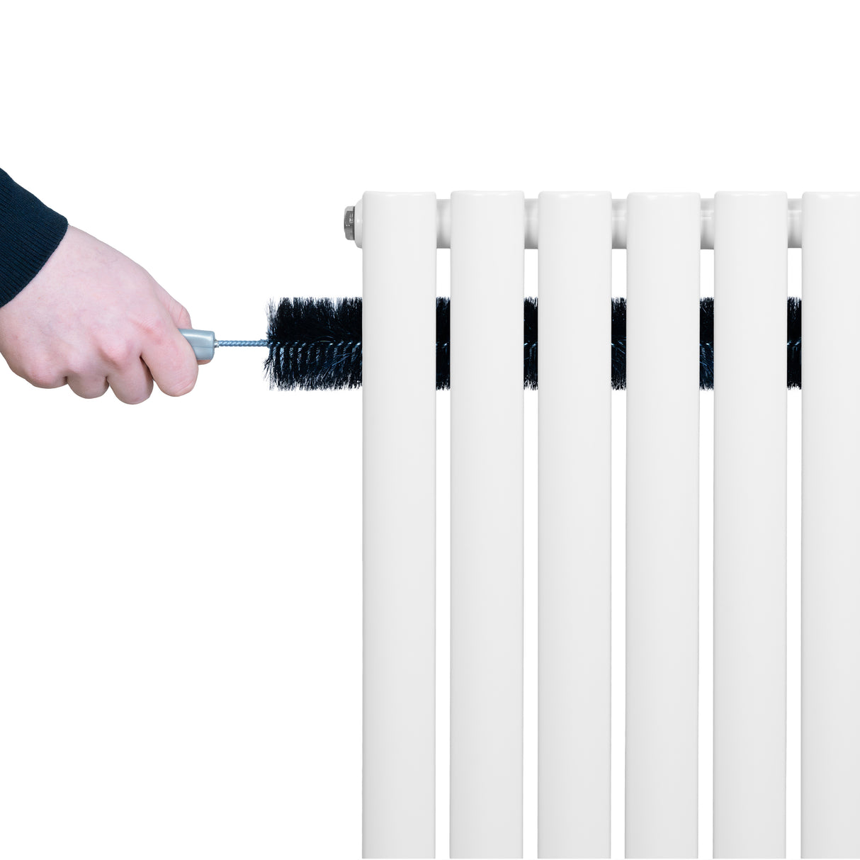 Vit oval enkelpelarradiator med ventiler, rengörs med en borste, visar släta ytor och en modern design för effektiv uppvärmning