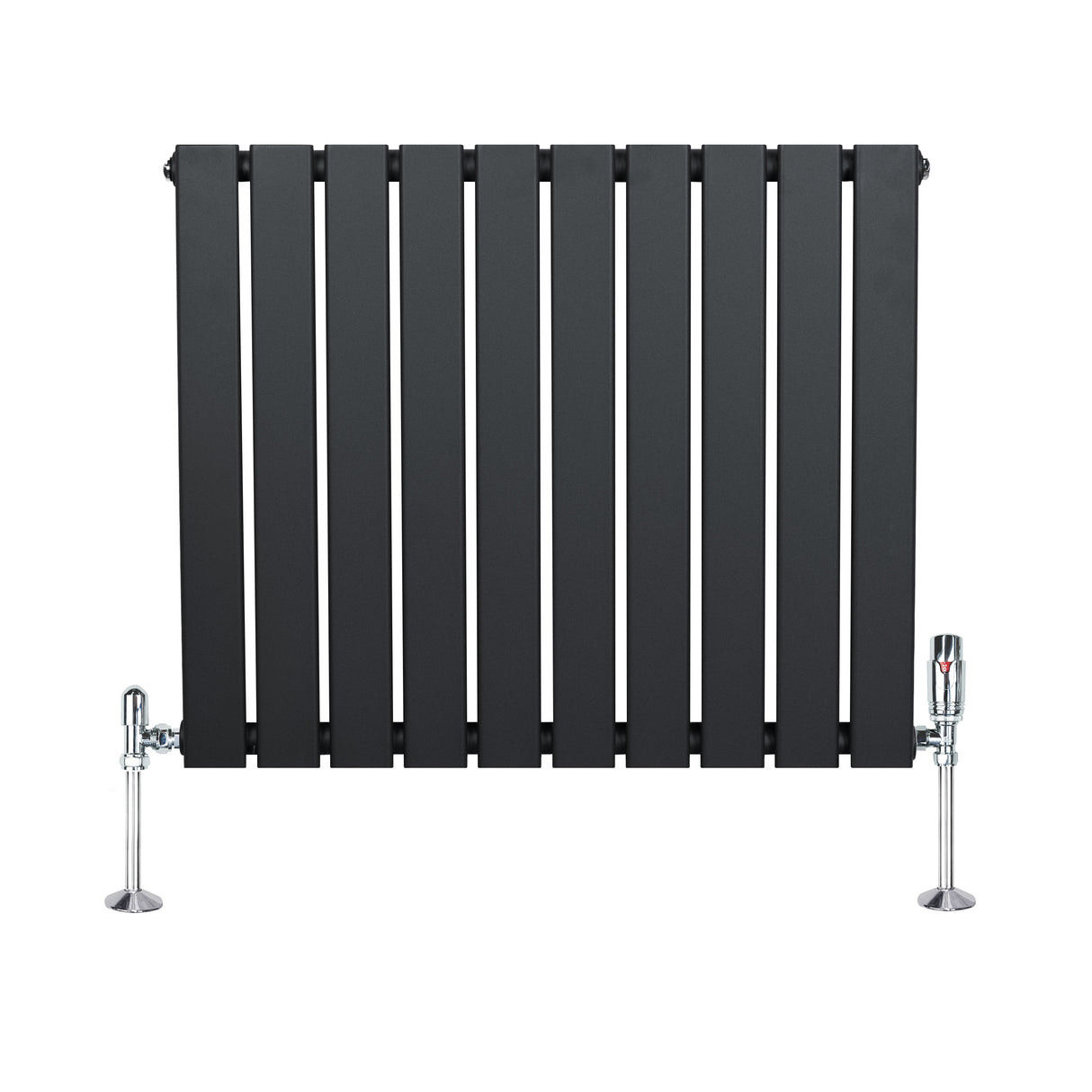 Platt enkelkolumnsradiator i antracitgrå med släta ytor och vertikala ribbor, monterad med kromade ventiler och fötter
