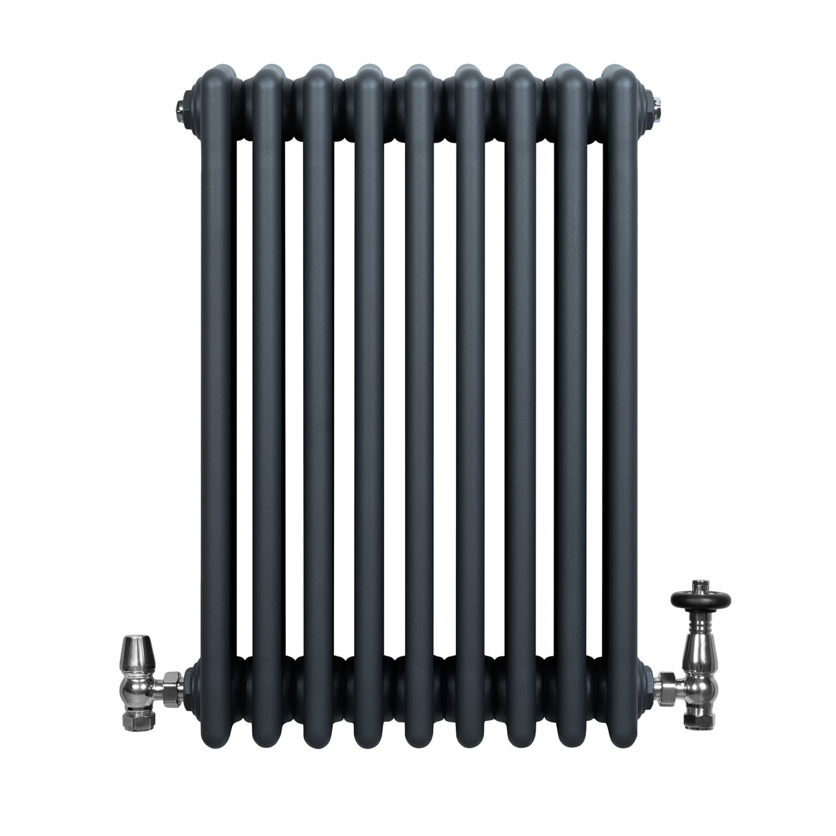 Traditionell antracitgrå 4-kolonnsradiator med släta, rundade rör och metallventiler, perfekt för värme och stil i hemmet