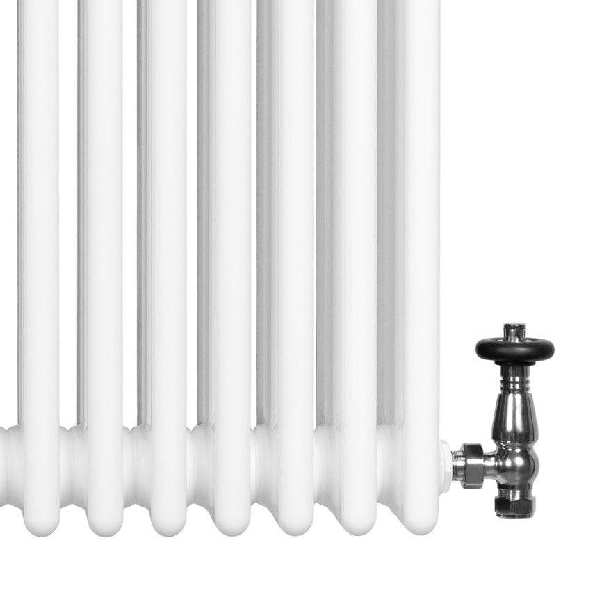 Traditionell vit 4-kolonnsradiator med släta ytor och en svart ventil, perfekt för effektiv uppvärmning i hemmet