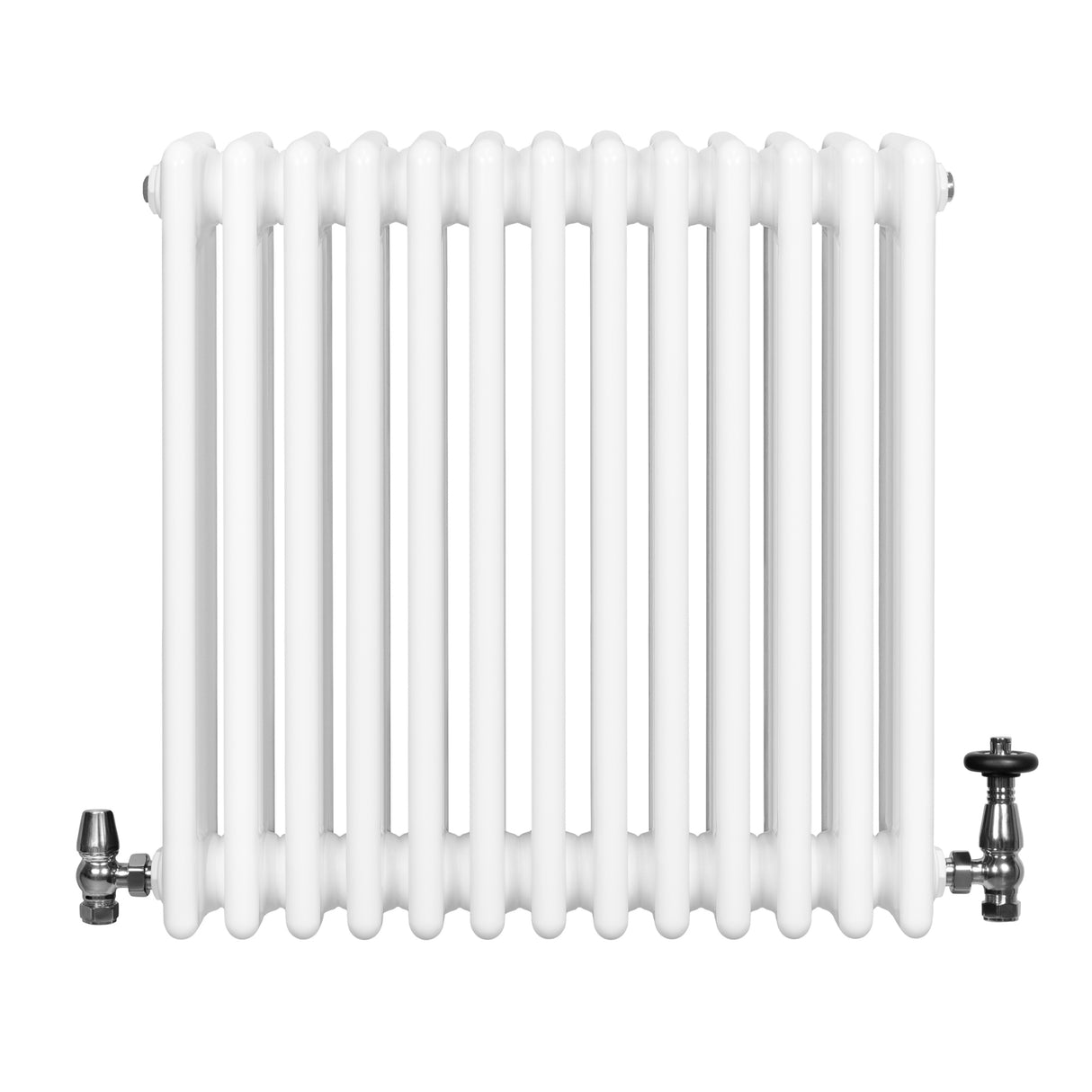 Traditionell vit 4-kolonnsradiator med släta, rundade rör och metallventiler, perfekt för effektiv uppvärmning av rum