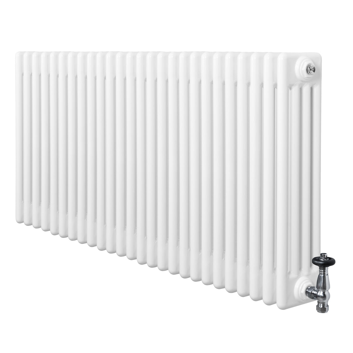 Traditionell vit 4-kolonnsradiator i metall med släta ytor och en glänsande ventil, perfekt för effektiv uppvärmning
