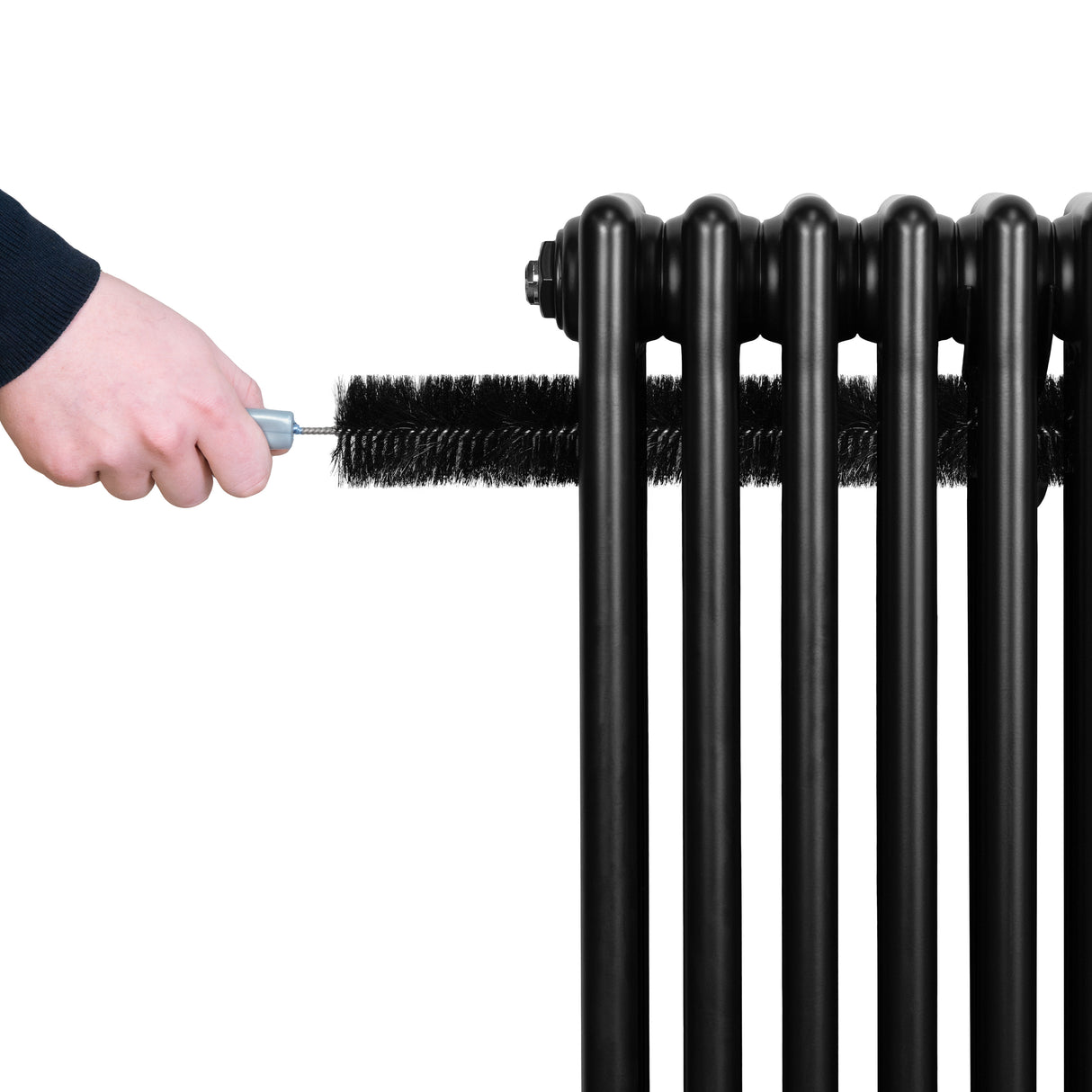 Svart traditionell 4-kolonnsradiator med ventiler, rengörs med en borste för att avlägsna smuts och damm, elegant design