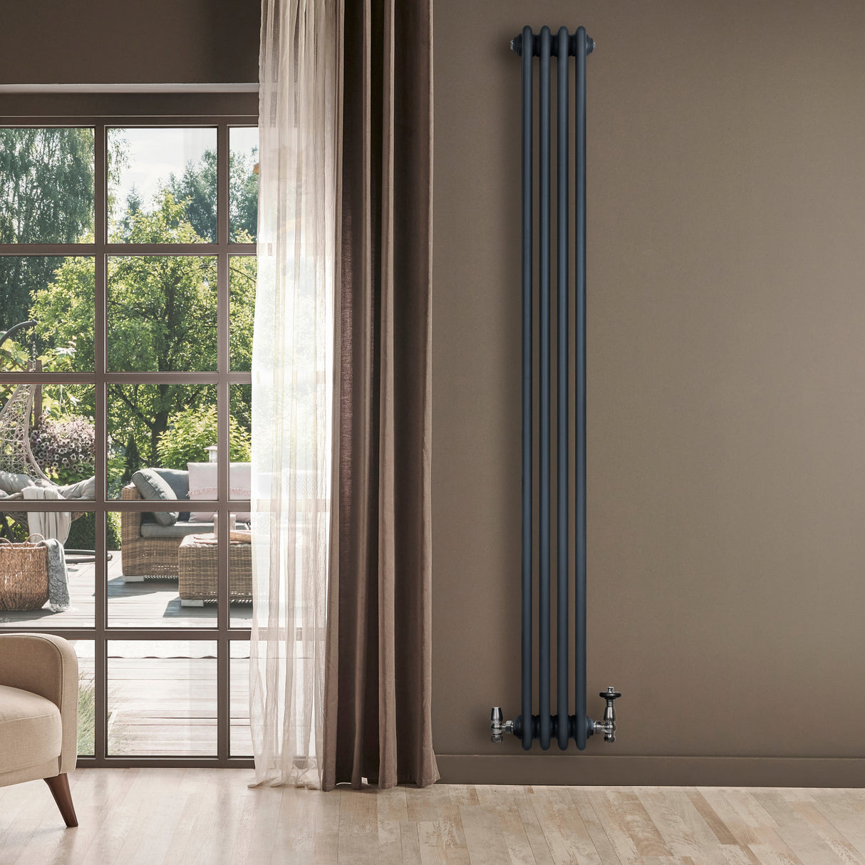 Traditionell 4-kolonnsradiator i antracitgrå, 1800 x 200 mm, med eleganta ventiler, placerad vid en vägg nära fönster och gardiner