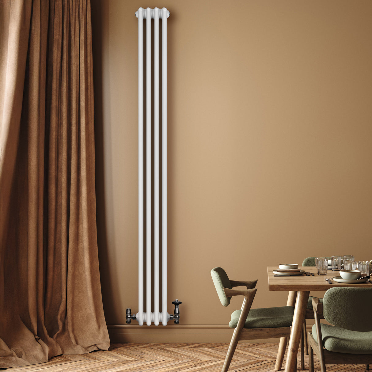 Vit traditionell 4-kolonnsradiator med släta ytor, placerad mot en beige vägg, kompletterad med svarta ventiler och trädetaljer