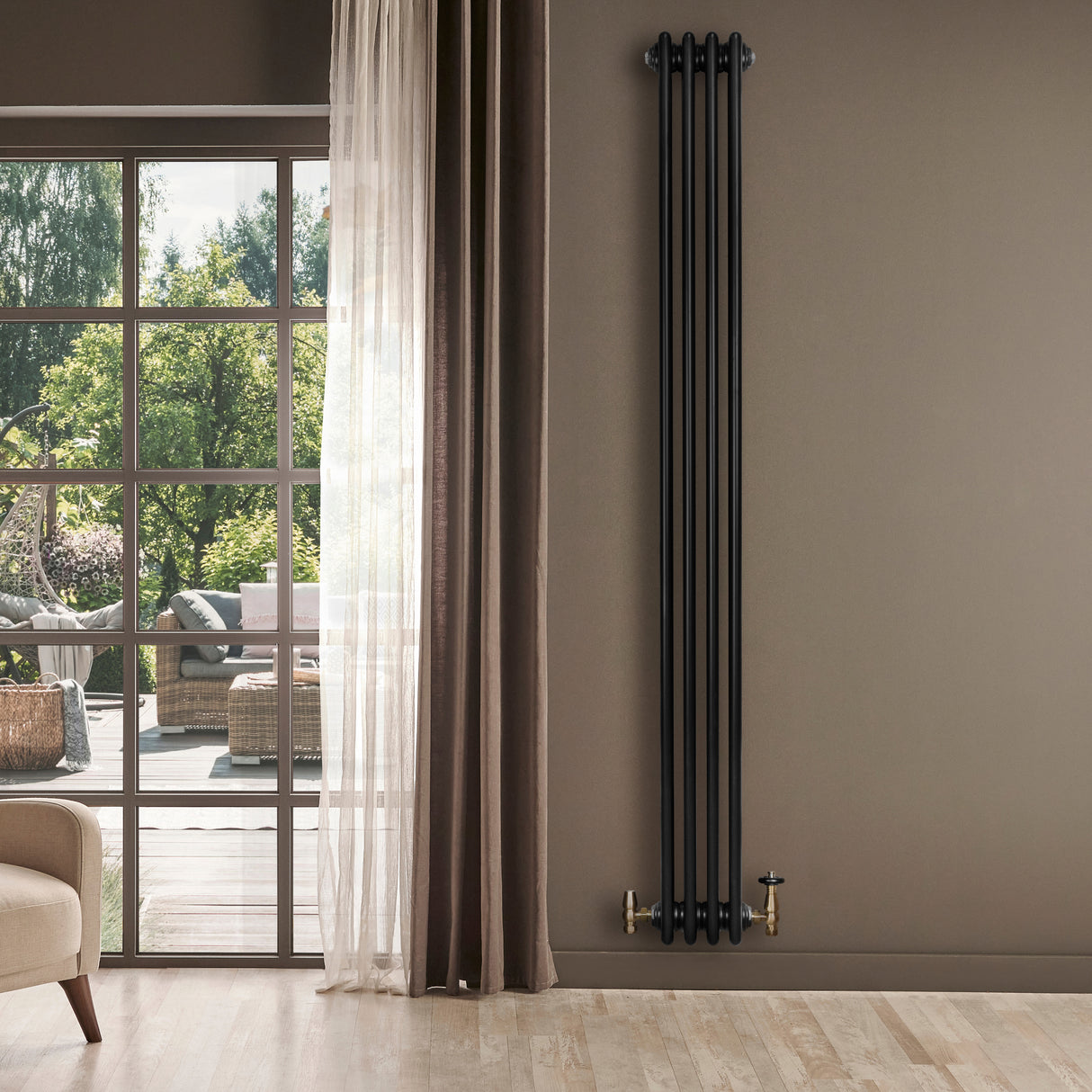 Svart traditionell 4-kolonnsradiator i metall, 1800 x 200 mm, monterad på vägg med ventiler, omgiven av naturligt ljus och mjuka gardiner