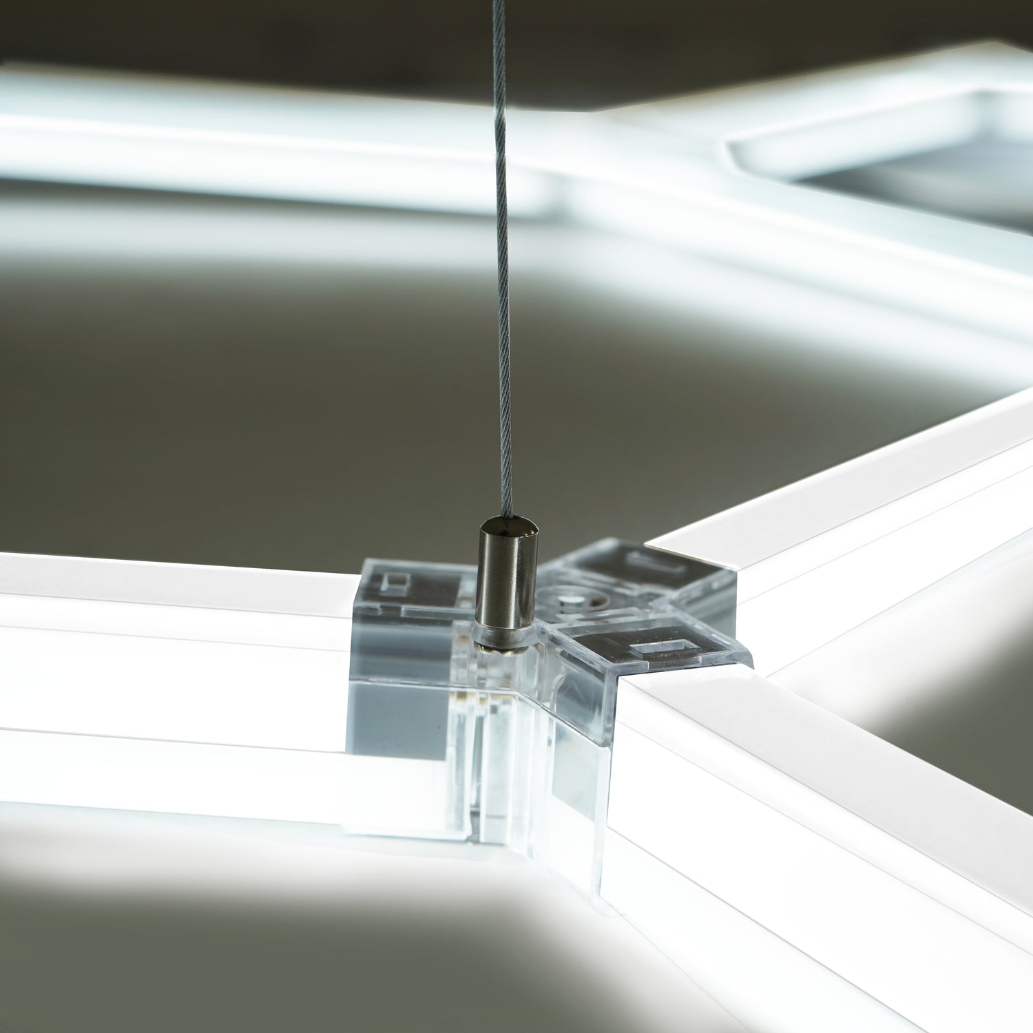 Polypropenplattor med ventilationskanaler (120 enheter) och kanter - Svart (90) och Grå (30)+ Hexagonal LED-taklampa
