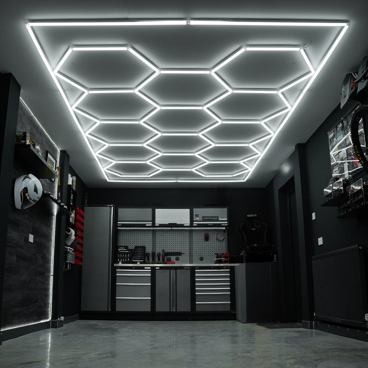 Polypropenplattor med ventilationskanaler (225enheter) och kanter - Svart (x165) och Grå (x60) + Hexagonal LED-taklampa (2 enheter)