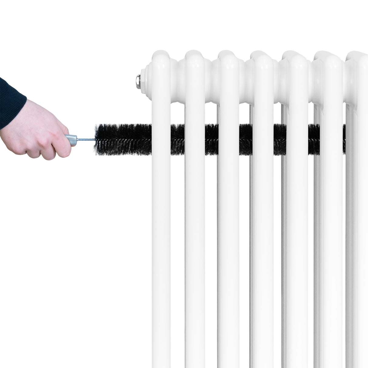 Vit traditionell 4-kolonnsradiator i 300 x 1010 mm, rengörs med en borste för att ta bort smuts och damm mellan kolonnerna
