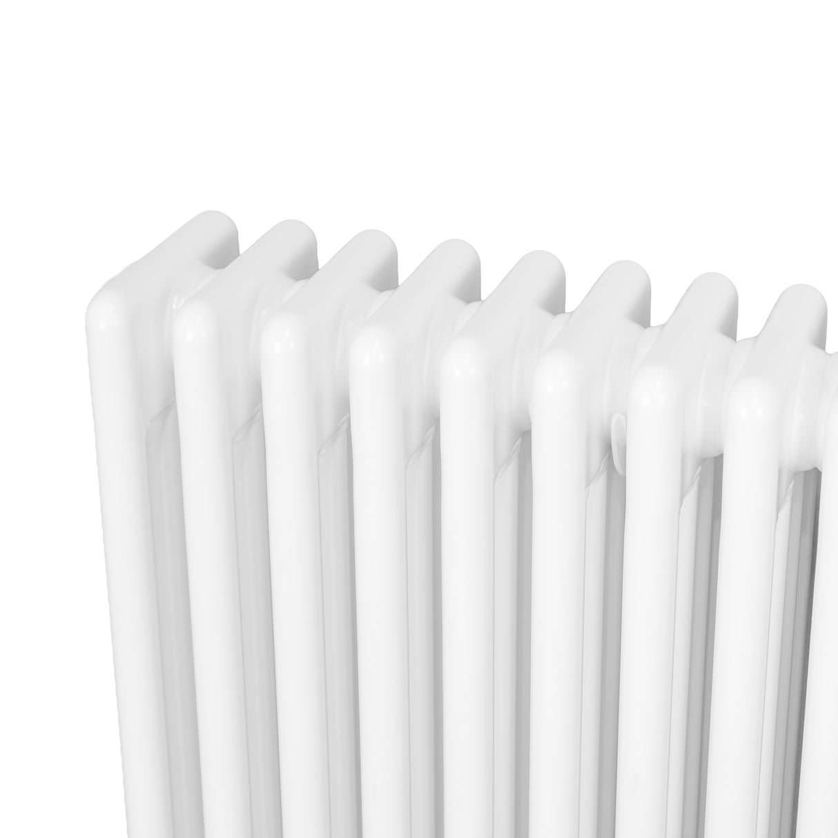 Traditionell vit 4-kolonnsradiator med släta ytor och rundade kanter, perfekt för att ge värme och stil i hemmet