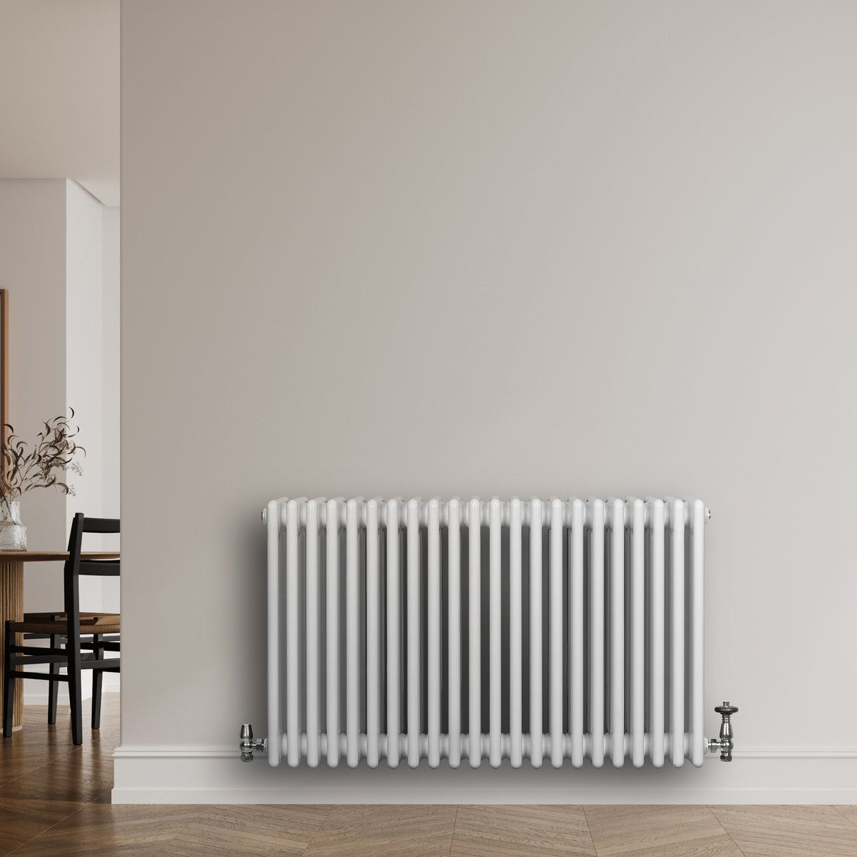 Vit traditionell 4-kolonnsradiator i metall, 600 x 1010 mm, med släta ytor och rundade kanter, monterad på vägg i modern inredning