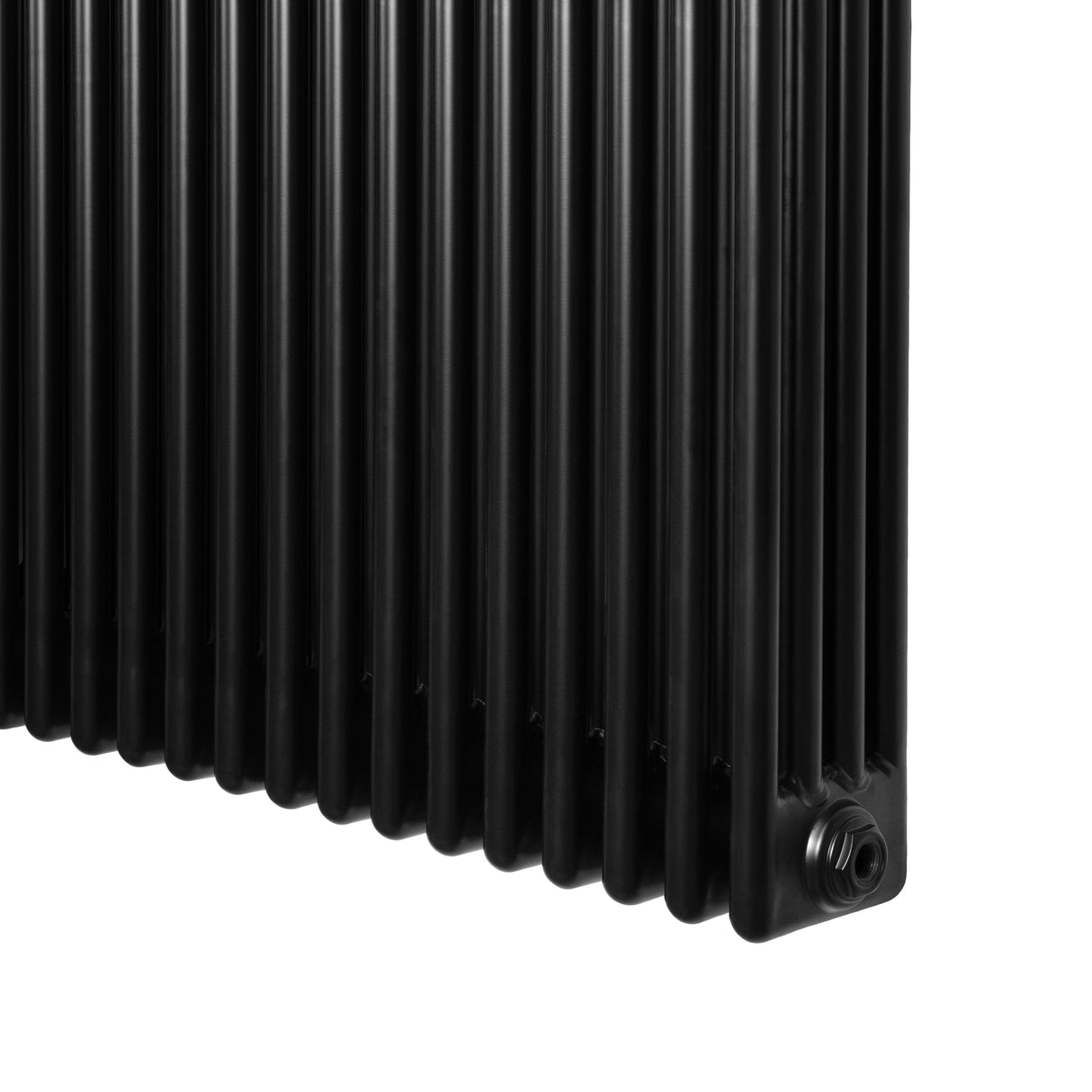 Svart traditionell 4-kolonnsradiator i metall, 600 x 1010 mm, med släta ytor och tydliga vertikala ribbor för effektiv värmefördelning