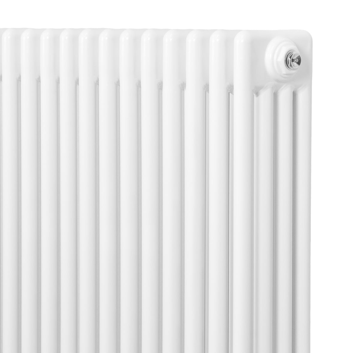 Vit traditionell 4-kolonnsradiator med släta ytor och tydliga vertikala ribbor, mått 600 x 1190 mm, perfekt för uppvärmning