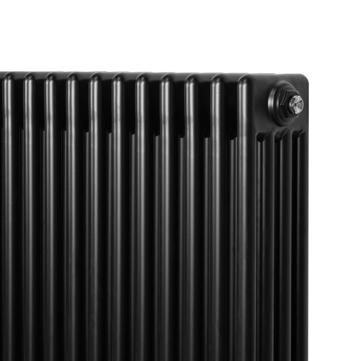 Svart traditionell 4-kolonnsradiator med släta ytor och tydliga vertikala ribbor, mått 600 x 1190 mm, elegant design