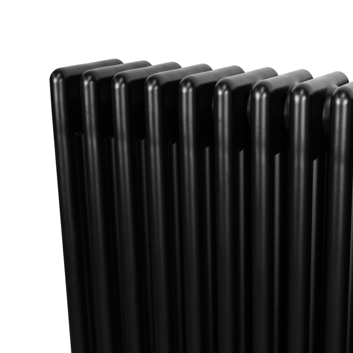 Svart traditionell 4-kolonnsradiator med släta, glänsande ytor och rundade kanter, mått 600 x 1190 mm