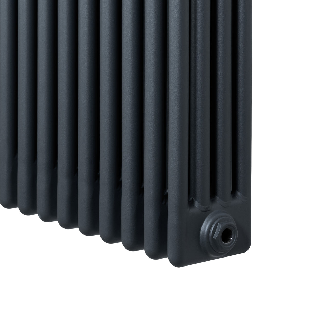 Traditionell 4-kolonnsradiator i antracitgrå, med släta ytor och tydliga vertikala ribbor, perfekt för effektiv uppvärmning