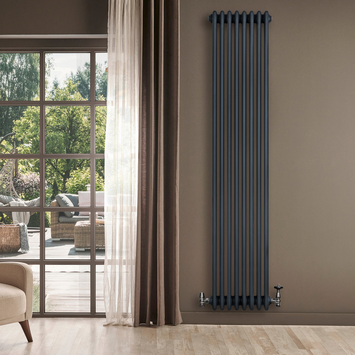 Traditionell 4-kolonnsradiator i antracitgrå, 1800 x 380 mm, med släta ytor och stilren design, placerad mot en vägg vid fönster