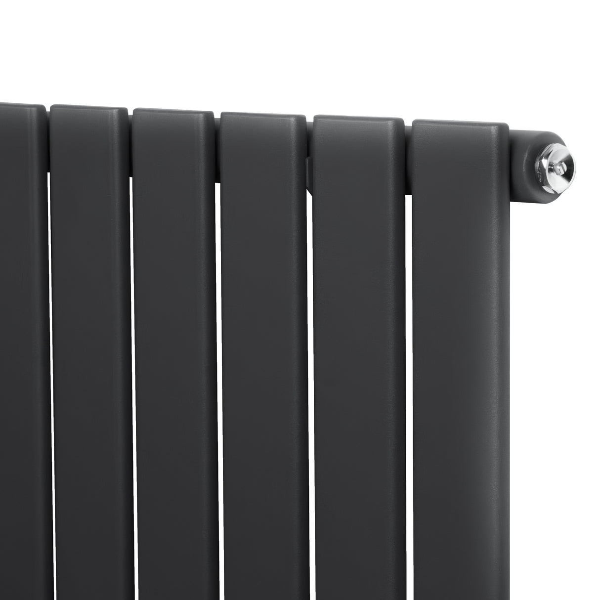 Platt enkelpelarradiator i antracitgrått med släta ytor och stilren design, perfekt för modern inredning och effektiv uppvärmning