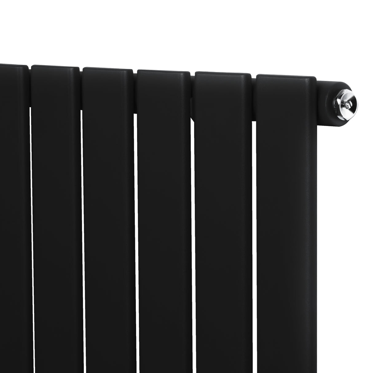 Svart platt enkelpelarradiator med släta, vertikala ribbor och glänsande fäste, perfekt för modern inredning