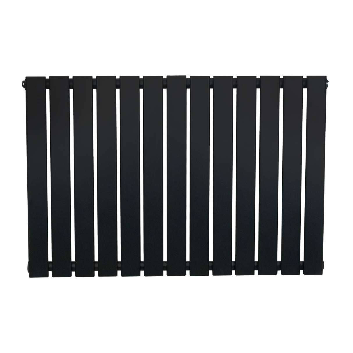 Svart platt enkelpelarradiator med släta, vertikala ribbor, mått 600 x 910 mm, perfekt för modern inredning och effektiv uppvärmning