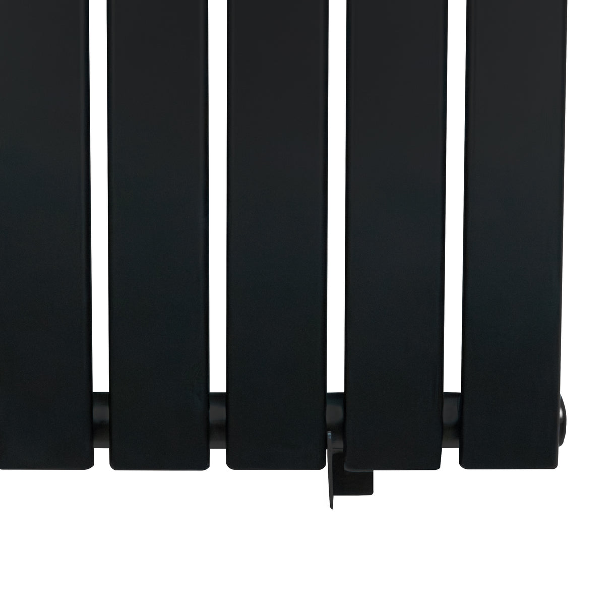 Svart platt enkelpelarradiator med släta, rektangulära paneler och en modern design, mått 600 x 910 mm